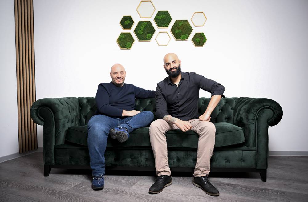 Die Gesch&auml;ftsf&uuml;hrer Ramin Al Khakani und Husein Abdulla im B&uuml;ro des Sicherheitsdienstes Leipzig Black Knight GmbH.