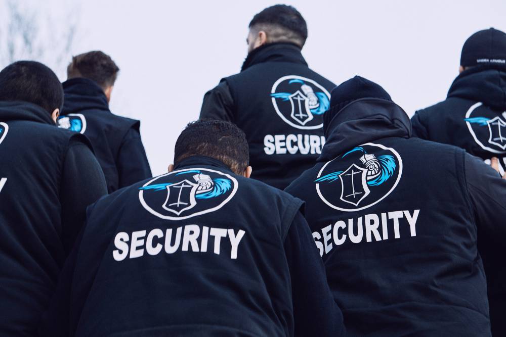 Sicherheitskräfte gehen als Team zum Einsatz in das Stadion in Magdeburg.