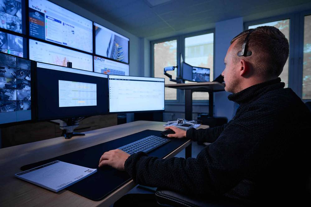 NSL-Fachkraft, die die Notruf- und Serviceleitstelle 24 h auf Alarmeingänge bewacht.