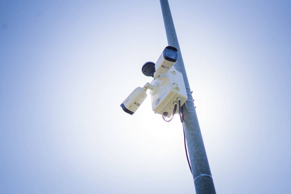Überwachungskamera an einem Pfeiler bei einer Sicherheitstechnik Installation in Leipzig