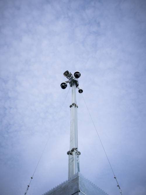 Als Sicherheitsdienst bieten wir auch Sicherheitstechnik an: Dies ist unser Videoturm zur temporären Videoüberwachung.