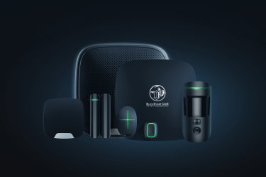 Diverse Komponenten eines Alarmanlagensystems der Black Knight GmbH.