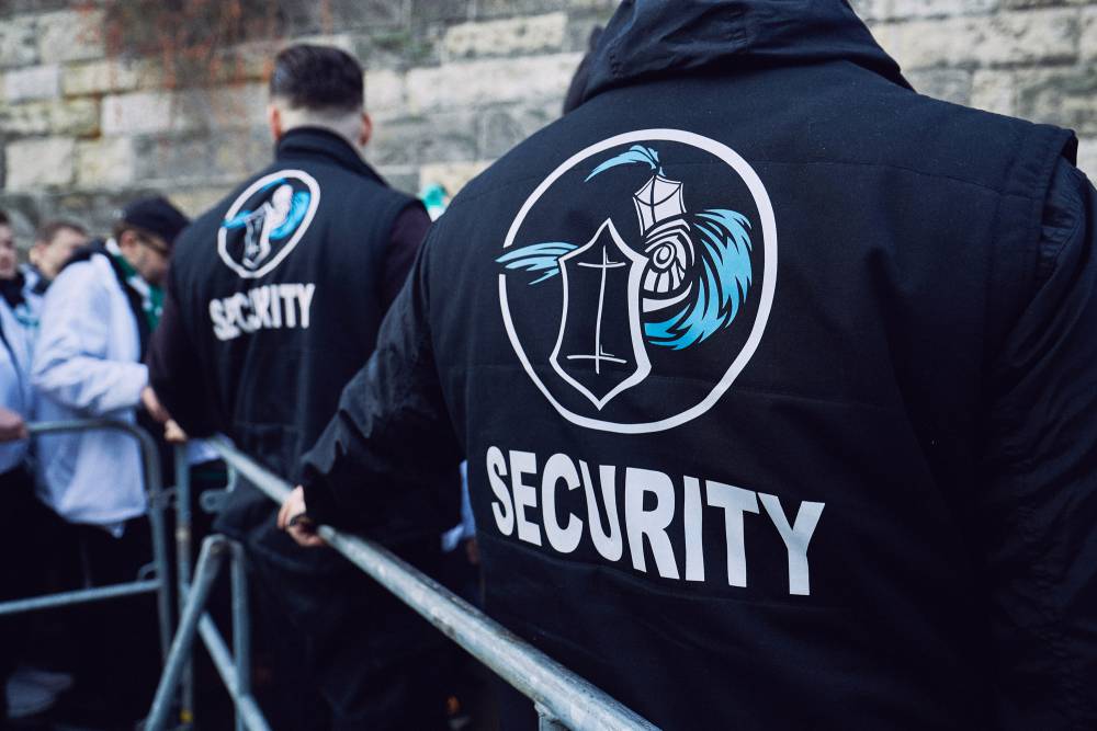 Sicherheitskräfte bei einer Einlasskontrolle inm Fußballstadion